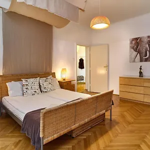  Apartment State Opera Alley Austria